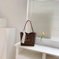Grande borsa tote retrò marrone scuro con foulard decorativo su pelle liscia - Marrone