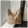 Détail du sac cabas kaki avec des poignées en corde tressée marron et fermeture éclair argent - Kaki