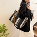 Borsa tote in maglia a righe verticali nere e grigie con tracolla marrone rimovibile - Nero