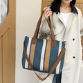 Grande borsa tote in tela a righe verdi, gialle e bianche con tracolla regolabile - Blu