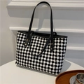 Große Shopper-Tasche mit schwarz-weißem Schachbrettmuster und Leder-Schultergurten - Schwarz