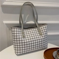 Klassische Shopper-Tasche mit Hahnentrittmuster, grauen Ledergriffen und Goldnieten - Grau