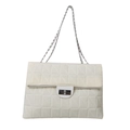 Bolso acolchado blanco crema con cadena plateada y acabado en tela brillante - Blanco