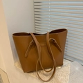 Borsa tote minimalista in pelle marrone caramello con tracolle per uso quotidiano - Cuoio