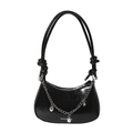 Bolso media luna de charol negro a la moda con colgantes plateados decorativos y cadena - Negro
