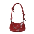 Bolso medialuna rojo oscuro minimalista con cadena de perlas y correa con nudos - Rojo