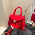 Sac à main rouge en cuir avec texture crocodile et boucle pyramide dorée - Rouge