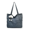 Sac cabas en jean bleu foncé avec broderie et un pendentif nuage blanc en peluche - Bleu Clair-Broderie Less Mondays (Avec Pendentif Nuage)