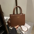 Sac fourre-tout marron foncé minimaliste avec poignées et petit porte-monnaie assorti - Marron