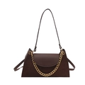 Borsa sottobraccio in velluto marrone e pelle con catena d'oro su sfondo bianco - Marrone