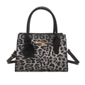 Borsa leopardata con manici neri, hardware dorato e ciondolo a pompon in finta pelliccia - Nero