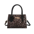 Borsa a tracolla leopardata con doppi manici e ciondolo a sfera in peluche marrone - Marrone