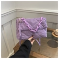 Détail du sac à bandoulière matelassé violet avec chaîne épaisse et coutures fines - Violet
