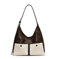 Bolso de hombro en cuero marrón y patchwork de felpa blanca sobre fondo blanco - Marrón