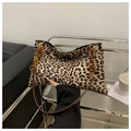 Dettaglio borsa leopardata con catena in acrilico ambra e trama in ecopelliccia - Marrone