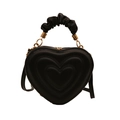 Modische schwarze herzförmige Handtasche mit gerüschtem Griff und goldenen Metallteilen - Schwarz