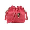 Sac seau rose à cordon avec papillon doré et design à texture plissée élégante - rose vif
