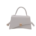 Sac à bandoulière blanc à motif crocodile avec base incurvée et boucle dorée rectangulaire - Blanc