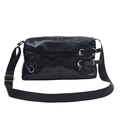 Schwarze glänzende PU-Schultertasche mit Industrieschnallen und verstellbarem breitem Gurt - Schwarz