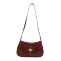 Borsa a spalla vintage marrone scuro in pelle cerata con stella metallica decorativa - Marrone