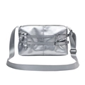 Silberne Metallic-Schultertasche mit verstellbarem Nylongurt und Gürtelschnallen-Detail - Silber