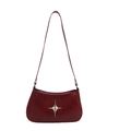 Borsa a spalla rosso scuro minimalista con stella d'argento e finitura in ecopelle liscia - Rosso