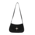 Borsa a spalla minimalista in ecopelle nera con dettaglio stella d'argento su sfondo bianco - Nero