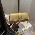 Elegante goldene Baguette-Tasche mit Krokodil-Prägung und schickem Metallverschluss - Gold