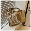 Stroh-Stofftasche mit aufwendiger floraler Spitzenschleife und braunem Kunstleder-Besatz - Khaki