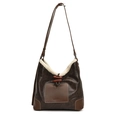 Borsa a secchiello in pelle patchwork marrone con bordo in pile e fibbia in legno - Marrone