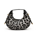 Mini-Halbmond-Handtasche mit Leopardenmuster und goldenen Details auf weißem Grund - Schwarz