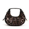 Modische Halbmond-Handtasche mit Leopardenmuster und eleganten goldenen Beschlägen - Braun