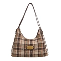 Bolso hobo clásico de cuadros con correa de cuero y detalles de cadena dorada sobre blanco - Caqui