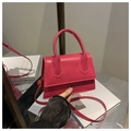 Dettaglio mini borsa rosa con grande manico curvo e rifiniture di cucitura di alta qualità - rosa acceso