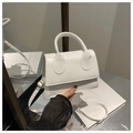 Dettaglio borsa a tracolla in pelle bianca PU con manico e fibbie in metallo dorato - Bianco
