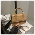 Dettaglio della borsa a tracolla color cammello con manico, trama in pelle e tracolla - Cachi