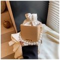 Detailansicht der beigen Eimertasche mit Perlengriff und goldener Kettenverzierung - Khaki