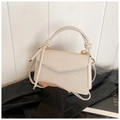 Detalle de bolso de mano en PU trenzado blanco crema con asa anudada y herrajes dorados - Blanco