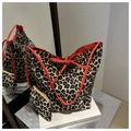 Dettaglio borsa shopper leopardata con fodera arancione e pochette coordinata - Rosso