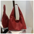 Primer plano de bolso hobo tejido rojo con textura detallada y gran capacidad - Rojo