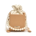Elegante borsa a secchiello intrecciata beige con manico di perle e coulisse - Cachi