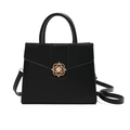 Schwarze strukturierte Handtasche mit goldenem Blumenschloss und Gurt auf weißem Hintergrund - Schwarz