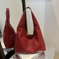 Minimalistische rote geflochtene Hobo-Tasche mit großem Fassungsvermögen und Dreiecksform - Rot
