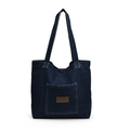 Grande borsa tote in denim blu scuro con tasca frontale e cuciture bianche a contrasto - Senza ciondolo / Blu scuro