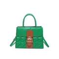 Borsa a mano in pelle verde con trapuntatura a triangolo e fibbia a D dorata - Verde