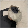 Detalle del bolso hobo de cuero trenzado blanco con diseño de cuadros y cremallera - Blanco