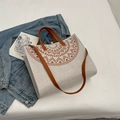 Beige Canvas-Tragetasche mit braunen geometrischen Ethnomustern und Lederriemen - Braun