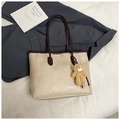 Detailansicht beige Tragetasche mit braunem Gurt und süßem Plüschbären-Anhänger - Mit Anhänger / Weiß