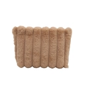 Plüsch-Clutch aus Kunstpelz in Kamelbraun mit vertikaler Streifentextur für den Winter - Khaki