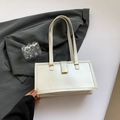 Minimalistische rechteckige cremeweiße Umhängetasche mit goldener Hardware und Lederstruktur - Beige